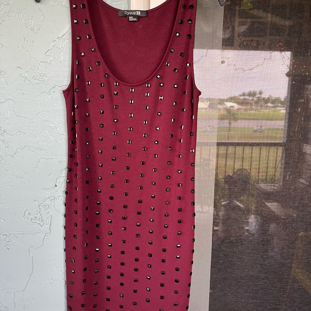 SizeM dark cranberry black cherry almost! Black square bead on front plain back.